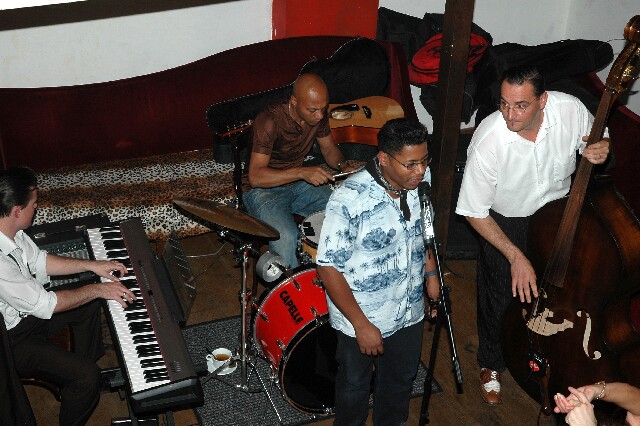 min 2006 10 03 latino 093